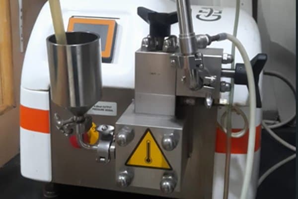 High-pressure homogeniser feed hopper
